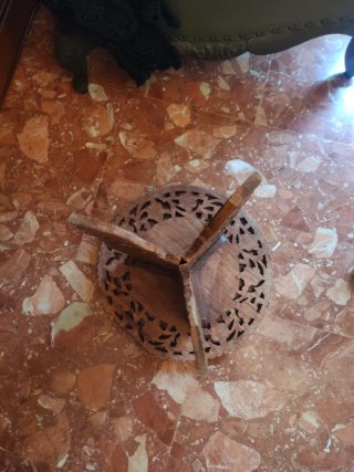 Mesita árabe de madera tallada