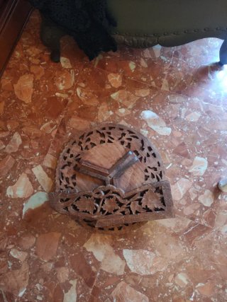 Mesita árabe de madera tallada