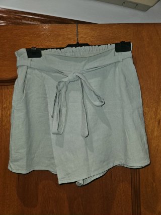 Falda pantalón verde con cinturón
