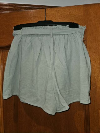 Falda pantalón verde con cinturón