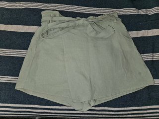 Falda pantalón verde con cinturón