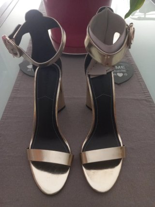 Zapatos de tacón dorados para mujer