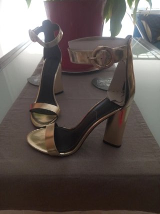 Zapatos de tacón dorados para mujer