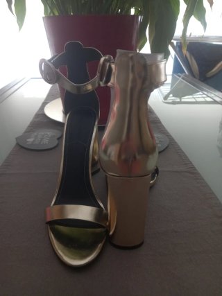 Zapatos de tacón dorados para mujer