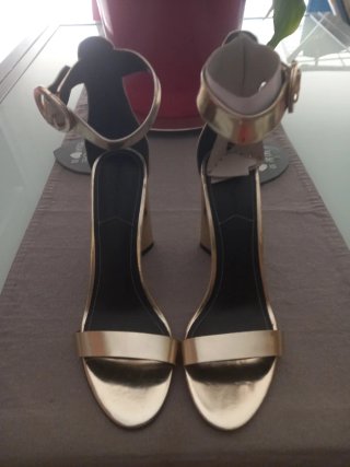 Zapatos de tacón dorados para mujer