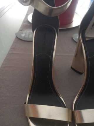 Zapatos de tacón dorados para mujer