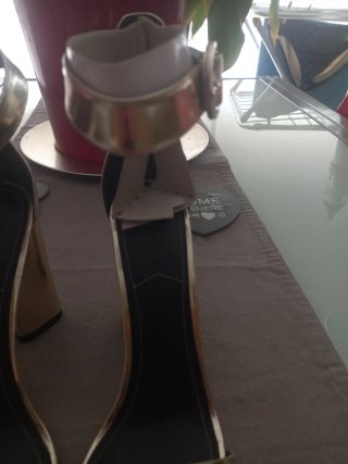 Zapatos de tacón dorados para mujer