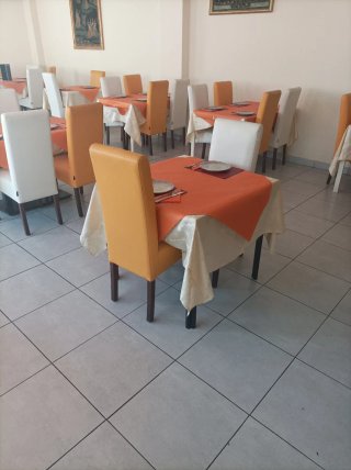 Mesas de restaurante , totalmente nuevas . 9 mesas