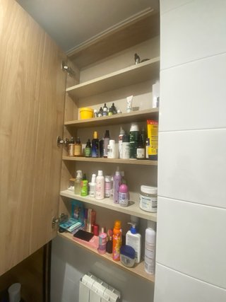 Mueble de baño y lavabo con armario auxiliar