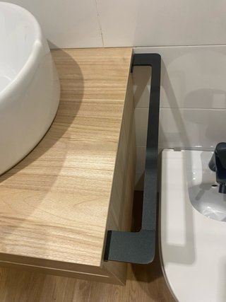 Mueble de baño y lavabo con armario auxiliar