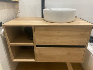 Mueble de baño y lavabo con armario auxiliar