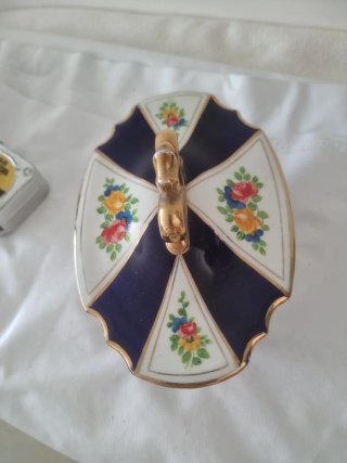 Bombonera de porcelana esmaltada primera mitadS.XX