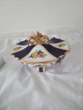 Bombonera de porcelana esmaltada primera mitadS.XX