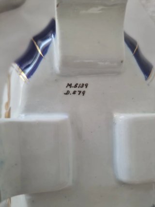 Bombonera de porcelana esmaltada primera mitadS.XX