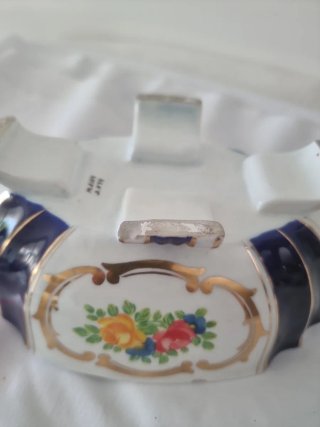 Bombonera de porcelana esmaltada primera mitadS.XX