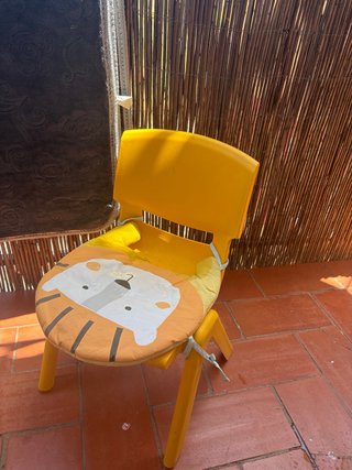 Silla infantil amarilla con cojín