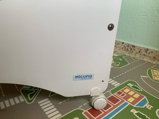 Cuna de bebé blanca con osito