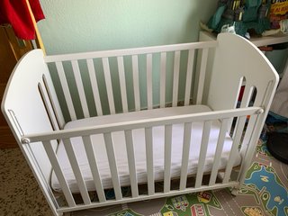 Cuna de bebé blanca con osito