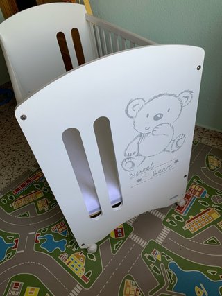 Cuna de bebé blanca con osito