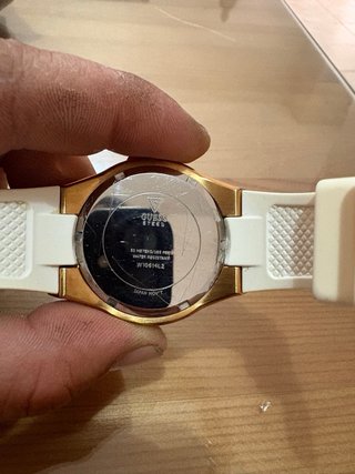 Reloj Guess Blanco y Dorado