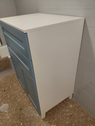 Cómoda gris y blanca