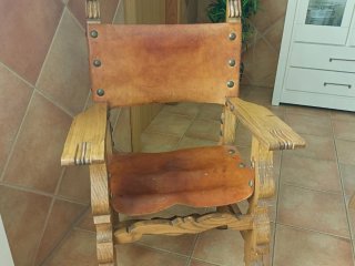 Sedia in legno e pelle marrone