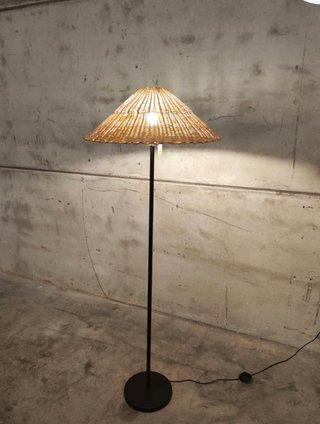 Lámpara de pie Urania de ratán y metal con acabado pintado negro