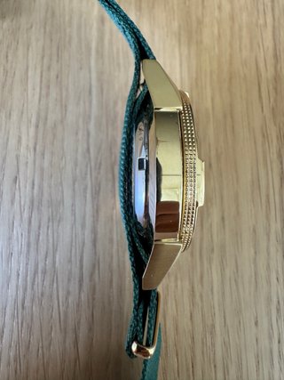 Seiko 5 Sports SNZE17 Reloj Dorado y Nato Briston