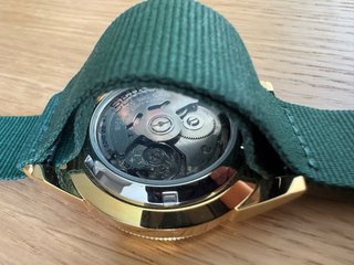 Seiko 5 Sports SNZE17 Reloj Dorado y Nato Briston