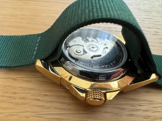 Seiko 5 Sports SNZE17 Reloj Dorado y Nato Briston