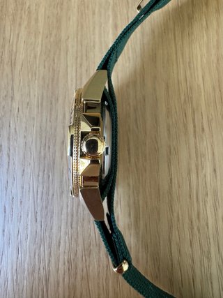 Seiko 5 Sports SNZE17 Reloj Dorado y Nato Briston