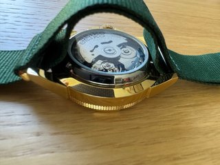 Seiko 5 Sports SNZE17 Reloj Dorado y Nato Briston