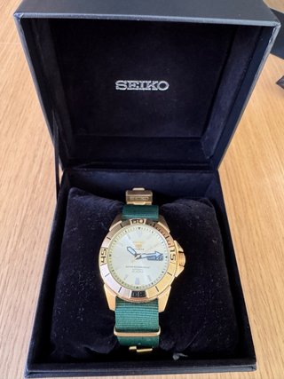 Seiko 5 Sports SNZE17 Reloj Dorado y Nato Briston