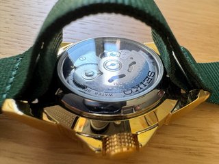 Seiko 5 Sports SNZE17 Reloj Dorado y Nato Briston