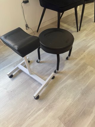 Banco de pedicura con reposapiés