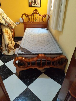 Dos juegos de cama de madera tallada