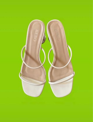 Sandalias Bebo tacón transparente tiras blancas