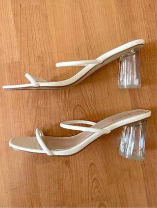 Sandalias Bebo tacón transparente tiras blancas