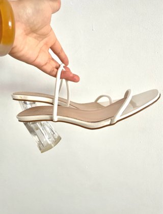 Sandalias Bebo tacón transparente tiras blancas