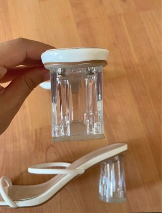 Sandalias Bebo tacón transparente tiras blancas