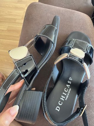 Sandalias D'chicas negras y plateadas