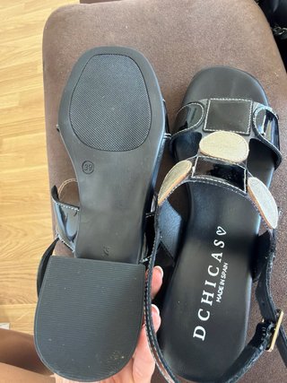 Sandalias D'chicas negras y plateadas
