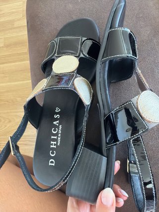 Sandalias D'chicas negras y plateadas
