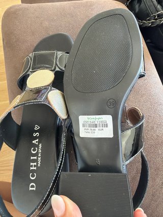 Sandalias D'chicas negras y plateadas