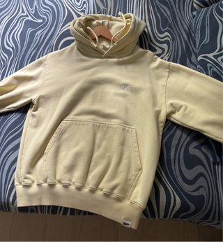Sudadera amarilla con bolsillo canguro
