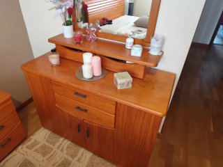 Mueble de pino macizo color miel