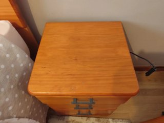 Mueble de pino macizo color miel