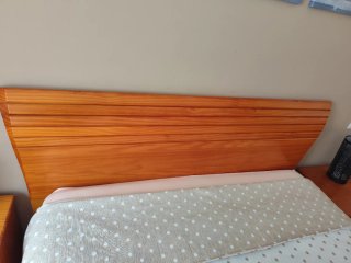 Mueble de pino macizo color miel
