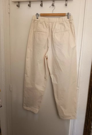 Pantalones de pinzas Mango crema