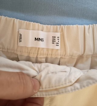 Pantalones de pinzas Mango crema
